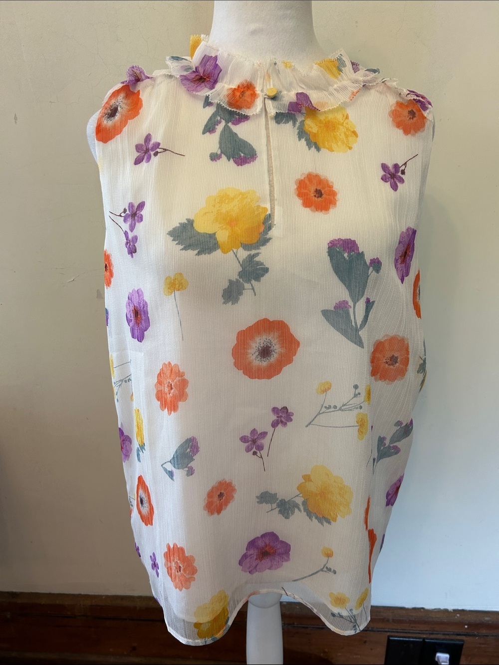 Ann Taylor sleeveless ruffle neck floral blouse Lined Size M EUC